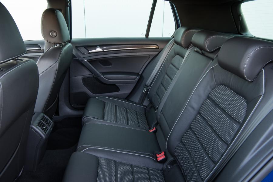 Интерьер Volkswagen Golf R 5-Door 2017 года  (UK) (фото 25 из 30)